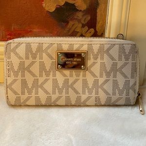 Michael Kors wallet. Lowest I can go. If you want it…get it tonight.  Final drop